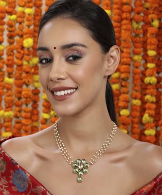 Meenakari kundan choker in pearl strings 1