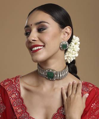 Emerald stone with diamonds and mossainite choker and studs 1