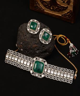 Emerald stone with diamonds and mossainite choker and studs 2