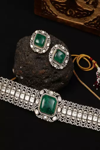 Emerald stone with diamonds and mossainite choker and studs