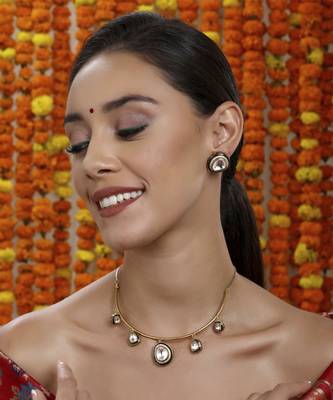 Hasli neckpiece with studs 1