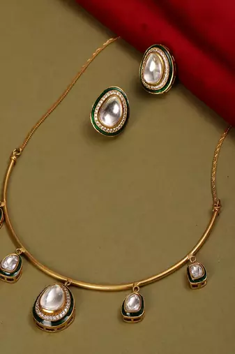 Hasli neckpiece with studs