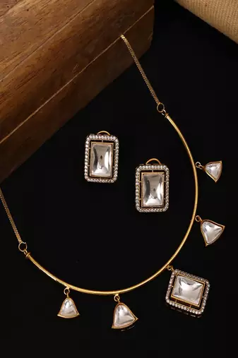 Hasli neckpiece with studs