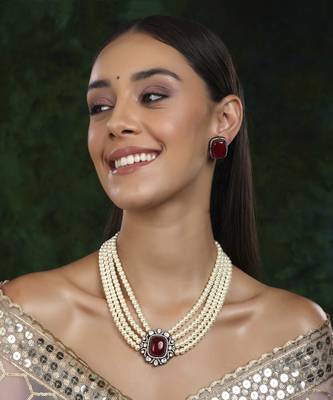 Maroon stone and mossainite kundan in pearls with matching studs 1