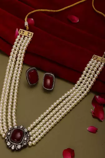 Maroon stone and mossainite kundan in pearls with matching studs
