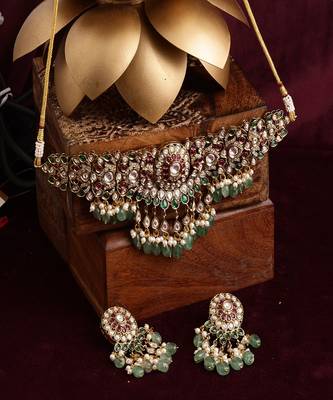 Precious handcrafted stone neckpiece with emeralds 2