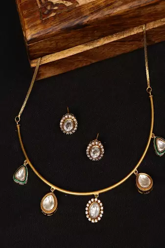 Kundan hasli with matching studs