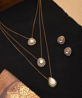 Layered kundan neckpiece with matching studs 2