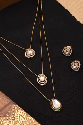 Layered kundan neckpiece with matching studs