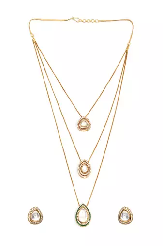 Layered kundan neckpiece with matching studs