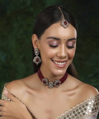 Maroon stone and mossainite kundan in maroon onyx with matching earrings and maang tikka 1