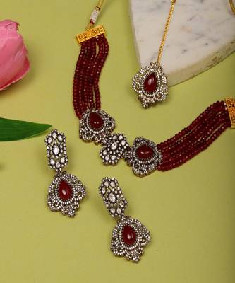 Maroon stone and mossainite kundan in maroon onyx with matching earrings and maang tikka 2