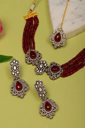 Maroon stone and mossainite kundan in maroon onyx with matching earrings and maang tikka