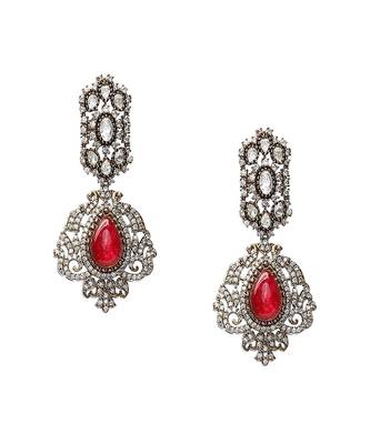Maroon stone and mossainite kundan in maroon onyx with matching earrings and maang tikka 4