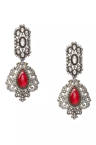 Maroon stone and mossainite kundan in maroon onyx with matching earrings and maang tikka