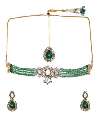 Emerald stone and mossainite kundan in green onyx with matching earrings and maang tikka 1