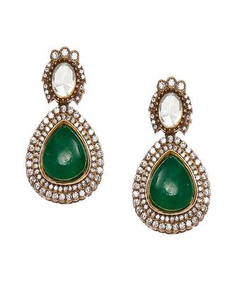 Emerald stone and mossainite kundan in green onyx with matching earrings and maang tikka 2
