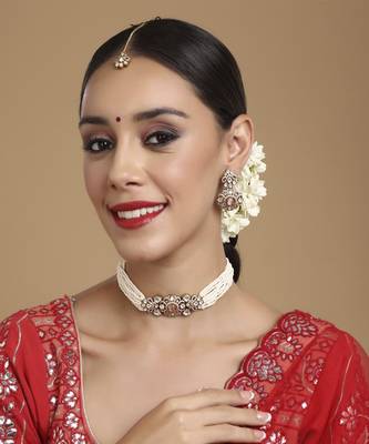 Stone and mossainite kundan in pearls with matching earrings and maang tikka 1