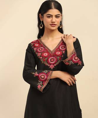 Black flora kurta with pant and dupatta 4