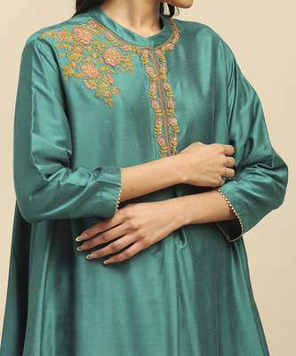 Green samaira kurta with pant 4