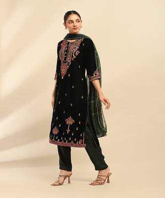 Green gianna velvet kurta with pant and dupatta 2