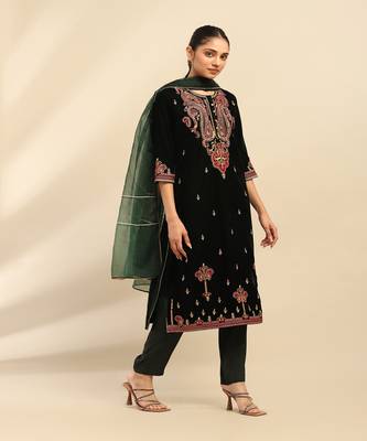 Green gianna velvet kurta with pant and dupatta 3