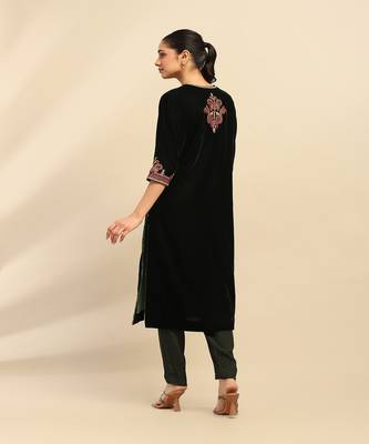 Green gianna velvet kurta with pant and dupatta 4