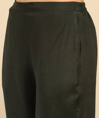 Green gianna velvet kurta with pant and dupatta 5