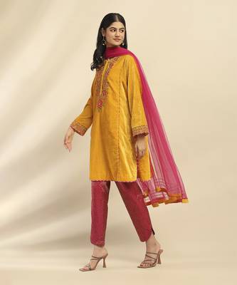Yellow rania velvet kurta with pant and dupatta 2