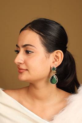 Leopard-inspired earrings with green stone 2