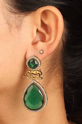 Leopard-inspired earrings with green stone 1