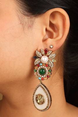 Multicolored statement earrings with pearls and tiger motif 1