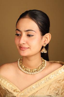 Matte gold elephant motif necklace set with pearls 2
