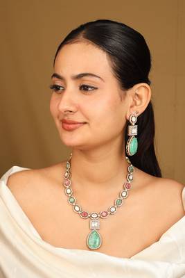 High gold necklace set with emerald green and ruby stones 2