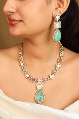 High gold necklace set with emerald green and ruby stones 1