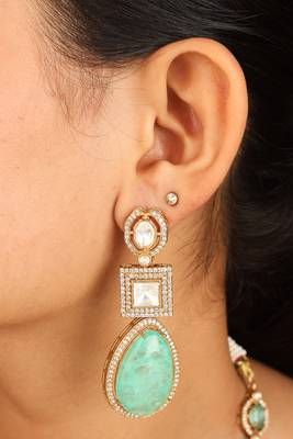 High gold necklace set with emerald green and ruby stones 3