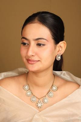 Antique kundan necklace set with teardrop charms 2