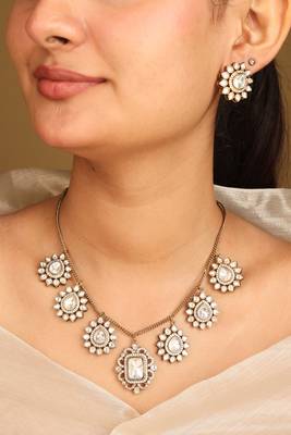 Antique kundan necklace set with teardrop charms 1