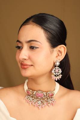 Pearl choker set with pink accents and matching earrings 2