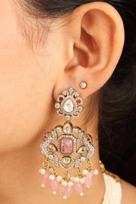 Pearl choker set with pink accents and matching earrings 3