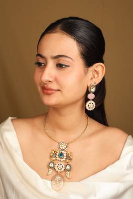Gold necklace set with stone-studded pendant and matching earrings 2