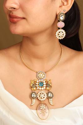 Gold necklace set with stone-studded pendant and matching earrings 1