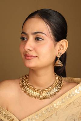 High neck detailed gold necklace set 2