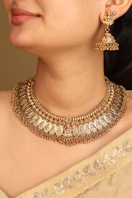 High neck detailed gold necklace set 1