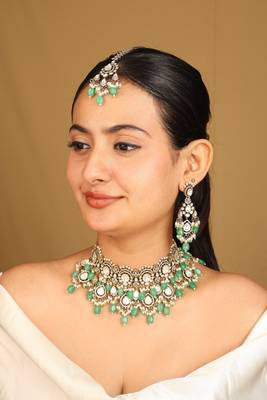 Kundan Choker Set with Green Beads & Maang Tikka 2