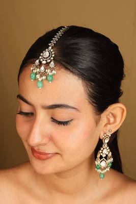 Kundan Choker Set with Green Beads & Maang Tikka 4