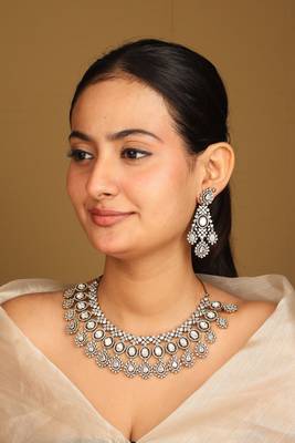 Elegant Kundan Necklace Set with Earrings 2