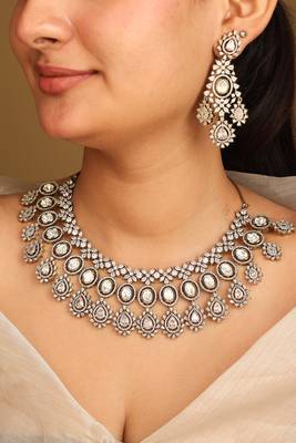 Elegant Kundan Necklace Set with Earrings 1
