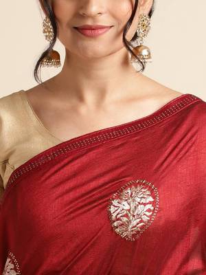 Red woven saree with zari motifs 3