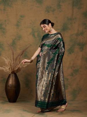 Forest green saree with large zari flower motifs 2